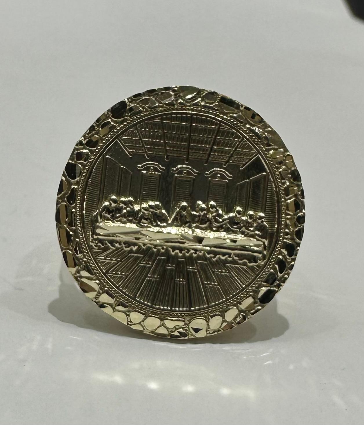 10K GOLD ROUND LAST SUPPER RING, WEIGHT: 7.4gm