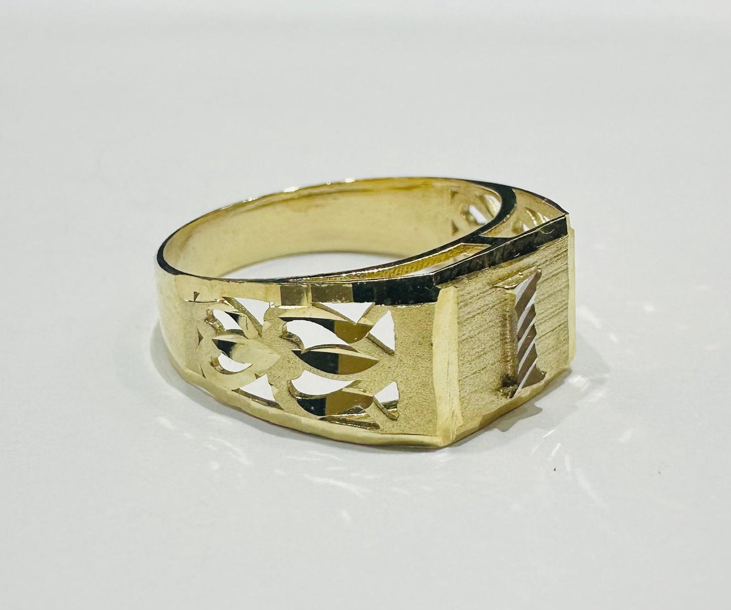 10K GOLD INITIAL LETTER RING "I" SIZE: 8.0 WEIGHT: 2.6gm