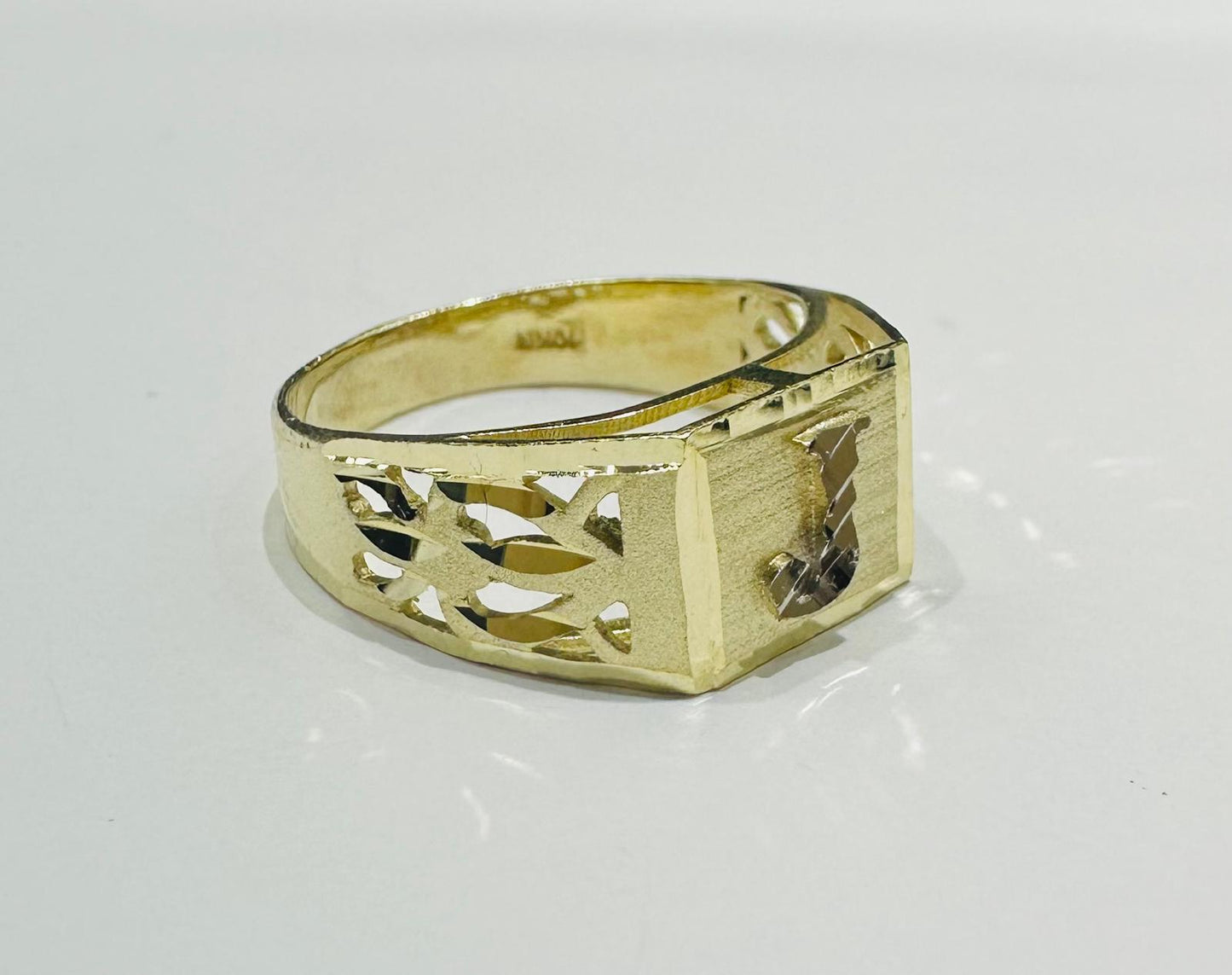 10K GOLD INITIAL LETTER RING "J" SIZE: 8.0 WEIGHT: 2.9gm