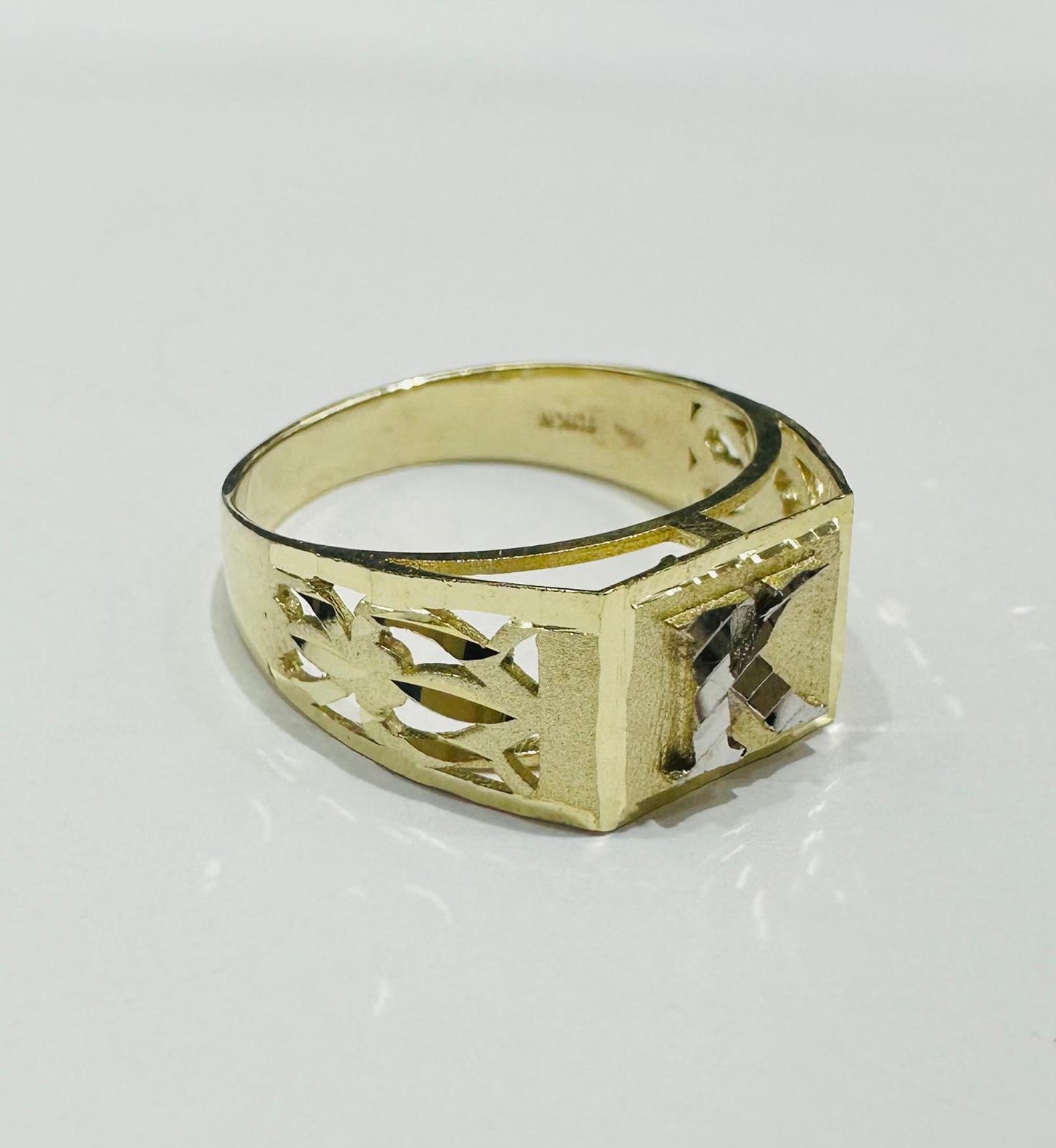 10K GOLD INITIAL LETTER RING "K" SIZE: 8.0 WEIGHT: 2.7gm