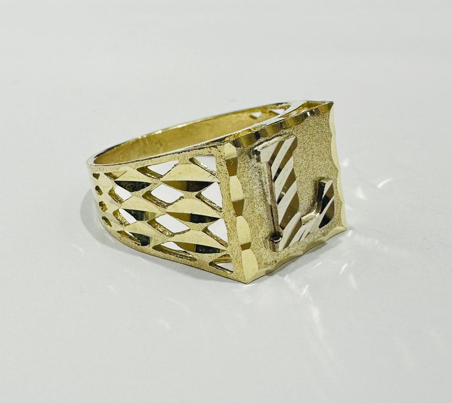 10K GOLD INITIAL LETTER RING "K" SIZE: 9.0 WEIGHT: 3.9gm