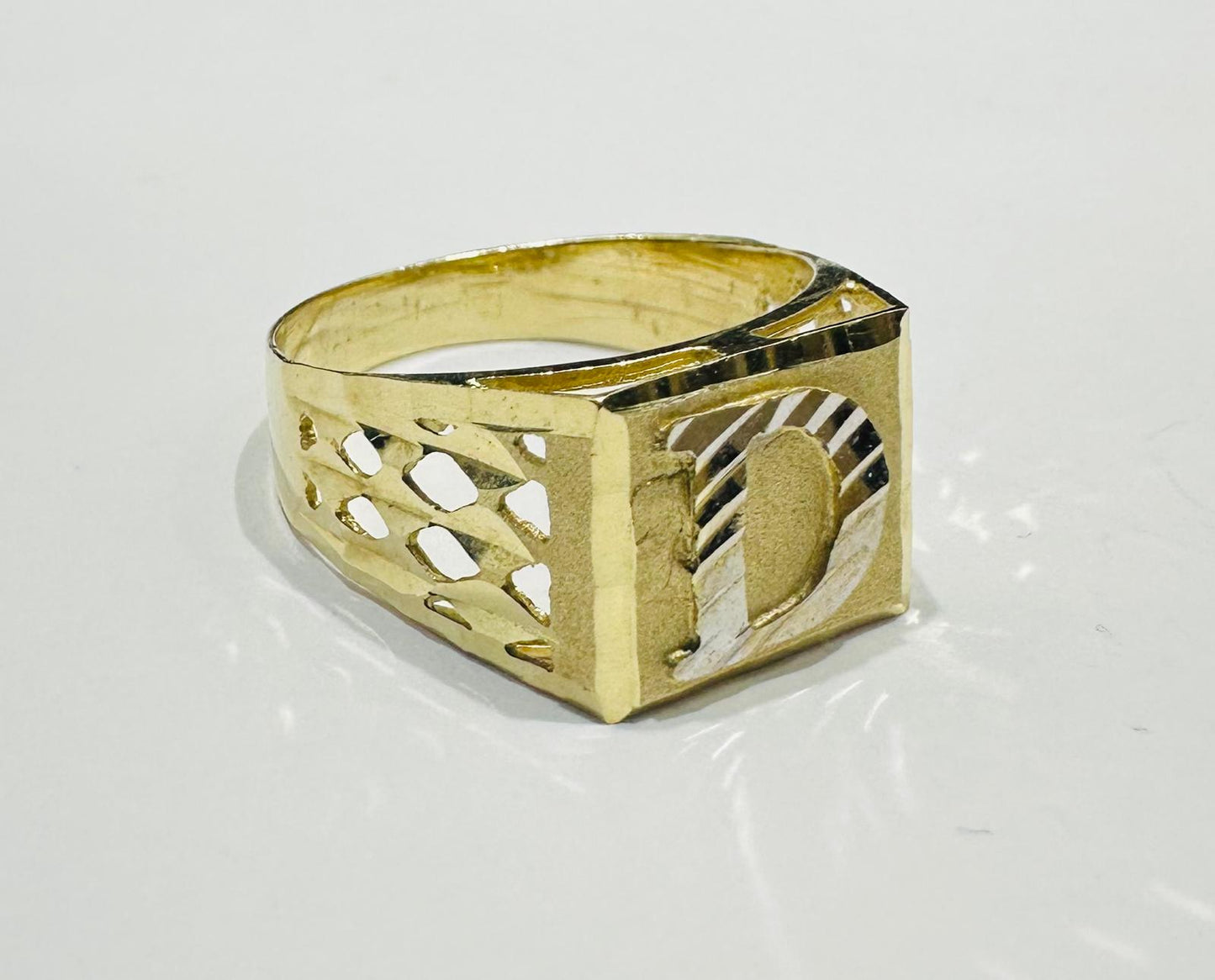 10K GOLD INITIAL LETTER RING "D" SIZE: 10.0 WEIGHT: 3.6gm