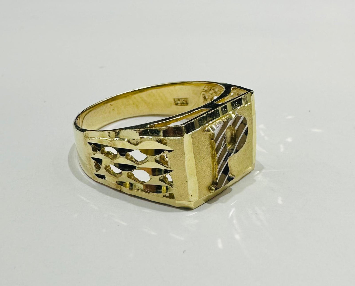10K GOLD INITIAL LETTER RING "P" SIZE: 10.0 WEIGHT: 4.5gm