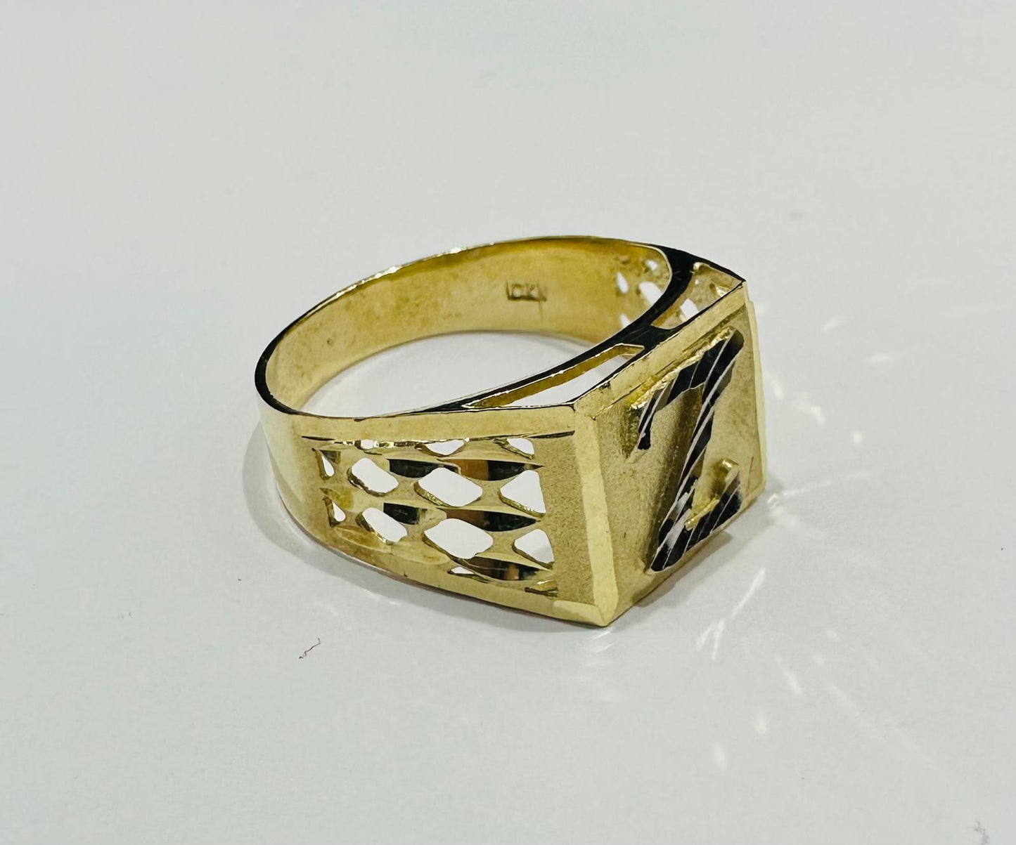 10K GOLD INITIAL LETTER RING "Z" SIZE: 10.0 WEIGHT: 3.2gm