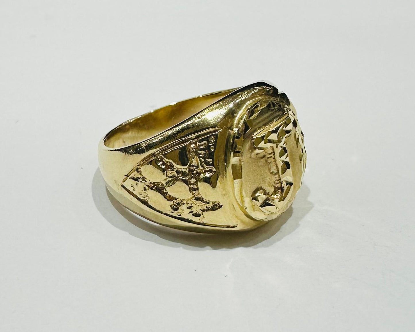 10K GOLD INITIAL LETTER RING "J" SIZE: 8.5 WEIGHT: 6.3gm
