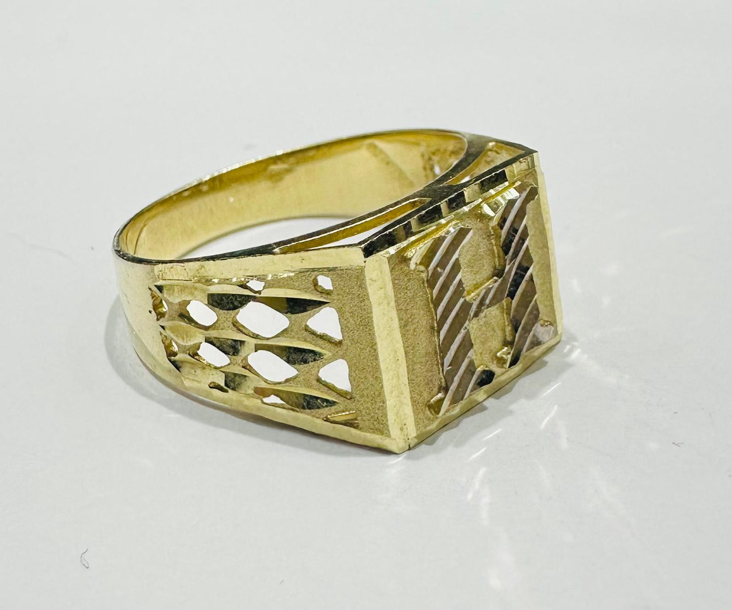 10K GOLD INITIAL LETTER RING "H" SIZE: 10.2 WEIGHT: 4.0gm