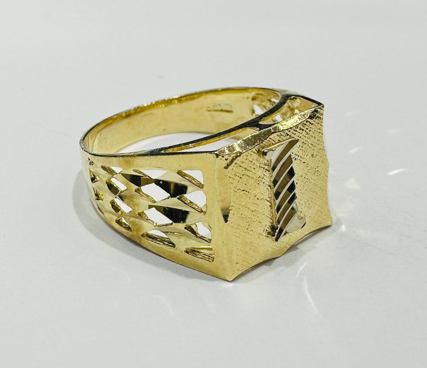 10K GOLD INITIAL LETTER RING "I" SIZE: 9.2 WEIGHT: 3.7gm