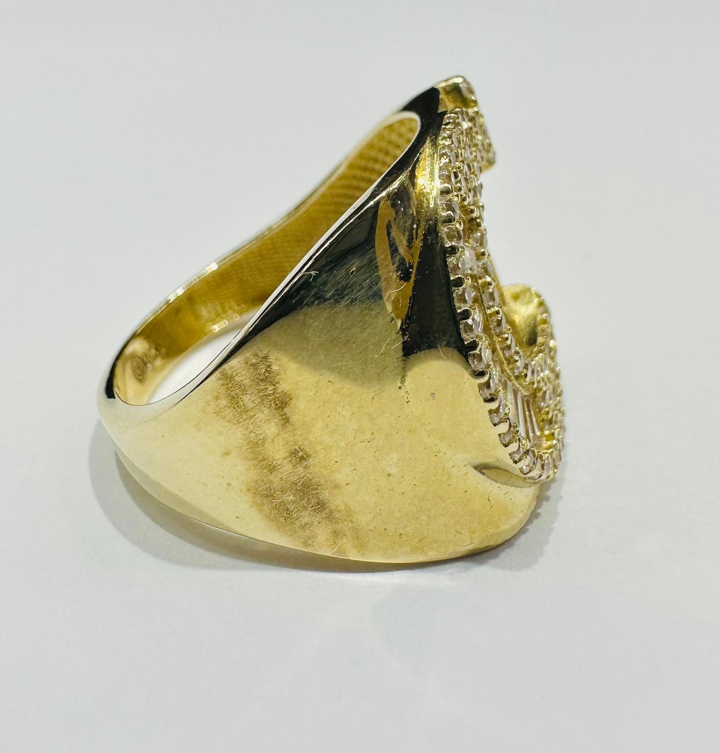 10K GOLD INITIAL LETTER "C" RING WITH CZ STONES- SIZE: 7.4 WEIGHT: 4.1gm