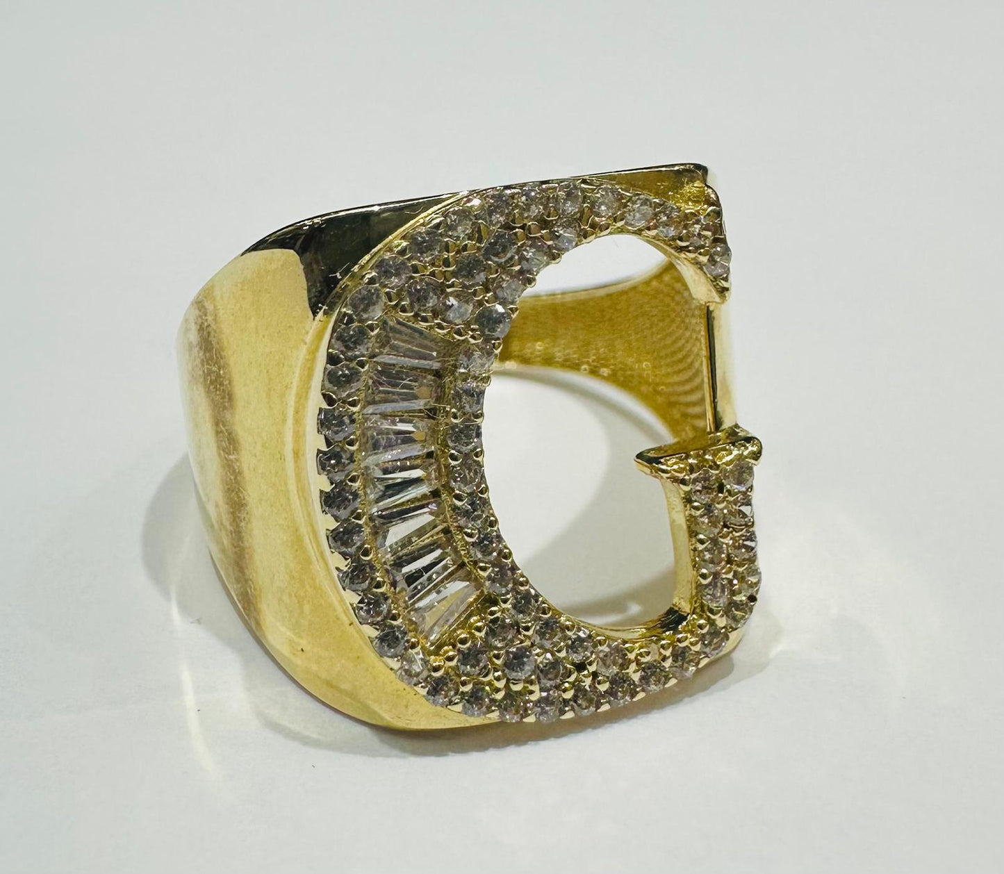 10K GOLD INITIAL LETTER "G" RING WITH CZ STONES- SIZE: 7.4 WEIGHT: 4.0gm