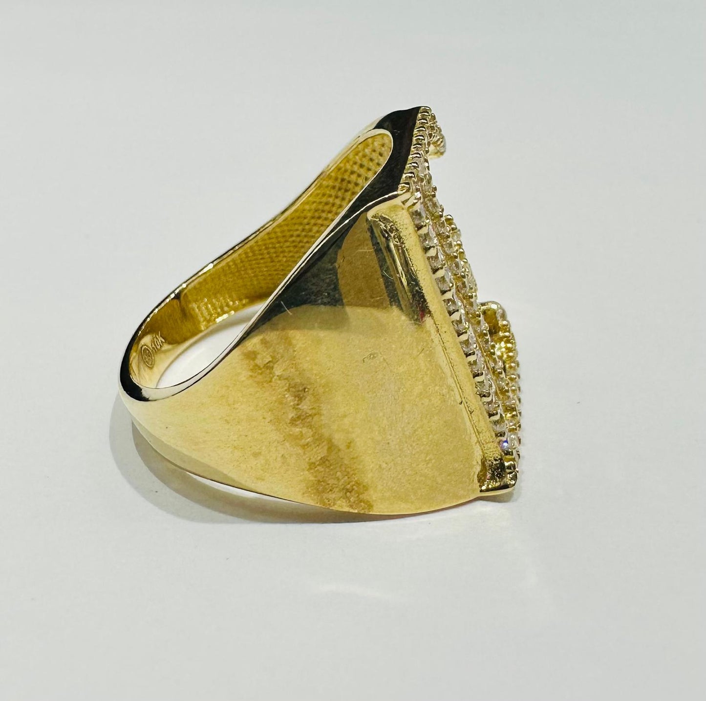 10K GOLD INITIAL LETTER "E" RING WITH CZ STONES- SIZE: 7.6 WEIGHT: 3.9gm