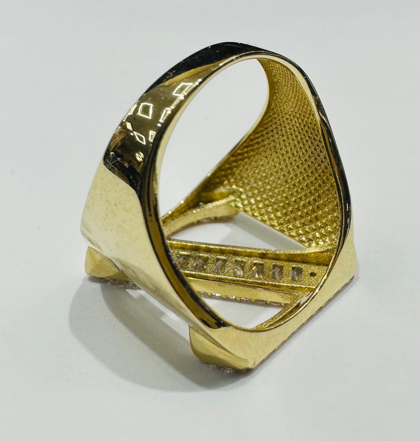 10K GOLD INITIAL LETTER "Z" RING WITH CZ STONES- SIZE: 7.8 WEIGHT: 4.0gm