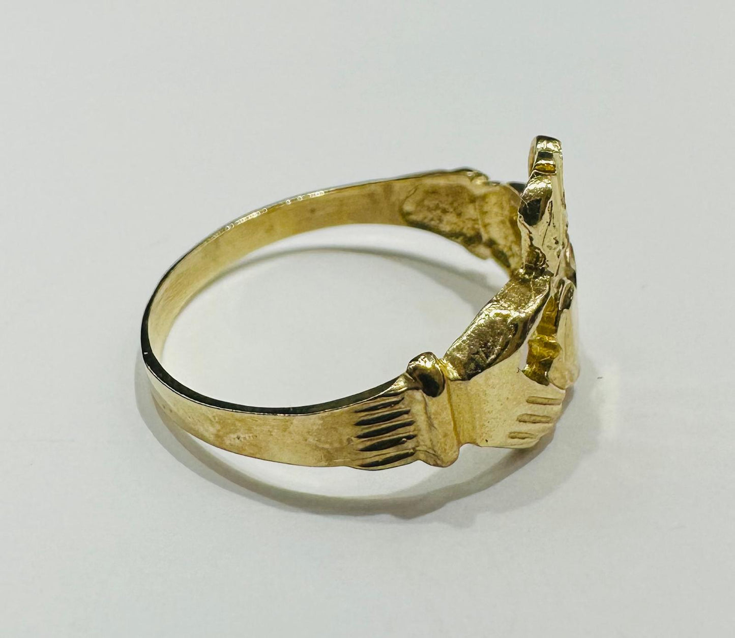 10K GOLD CLADDAGH RING -SIZE: 8.4 WEIGHT: 2.1gm