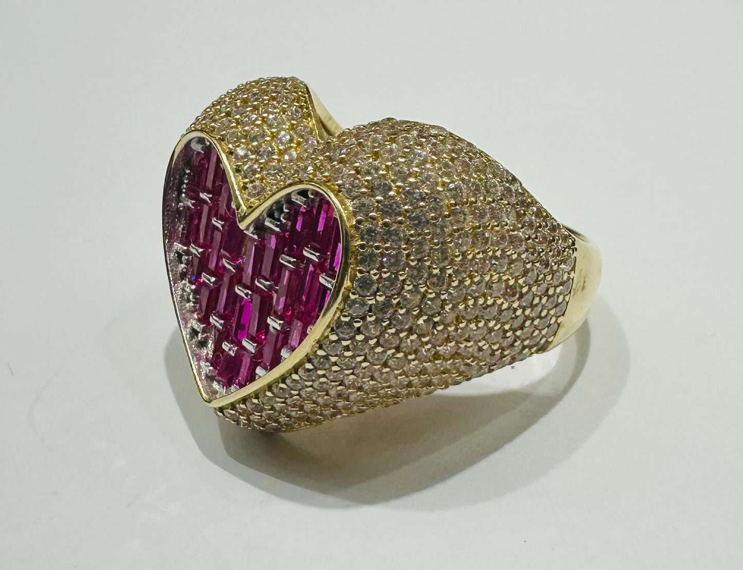 10K GOLD HEART CZ STONES RING -SIZE: 7.4 WEIGHT: 7.1gm
