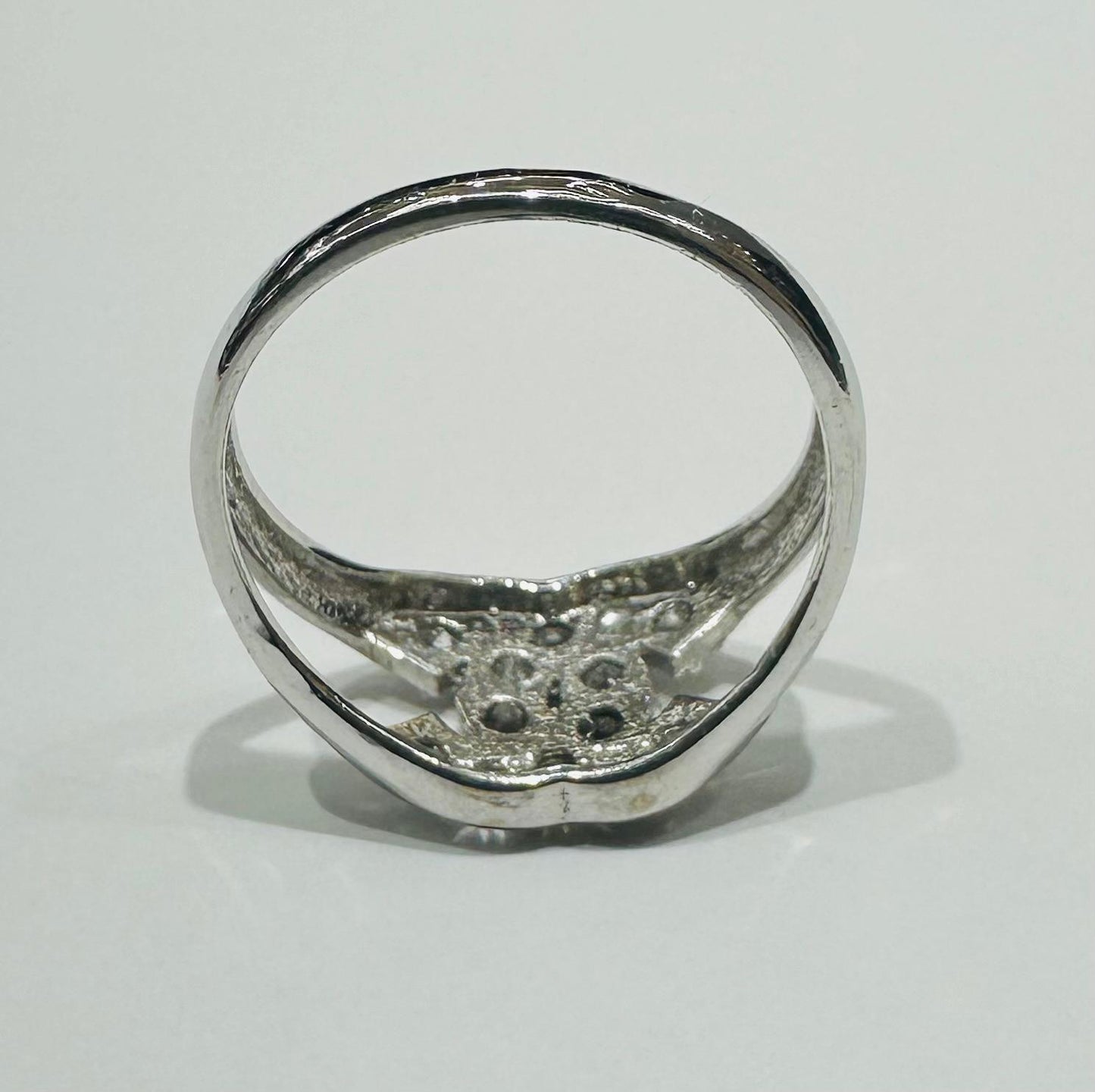 10K WHITE GOLD RING WITH CZ STONES -SIZE: 6.5 WEIGHT: 2.4gm