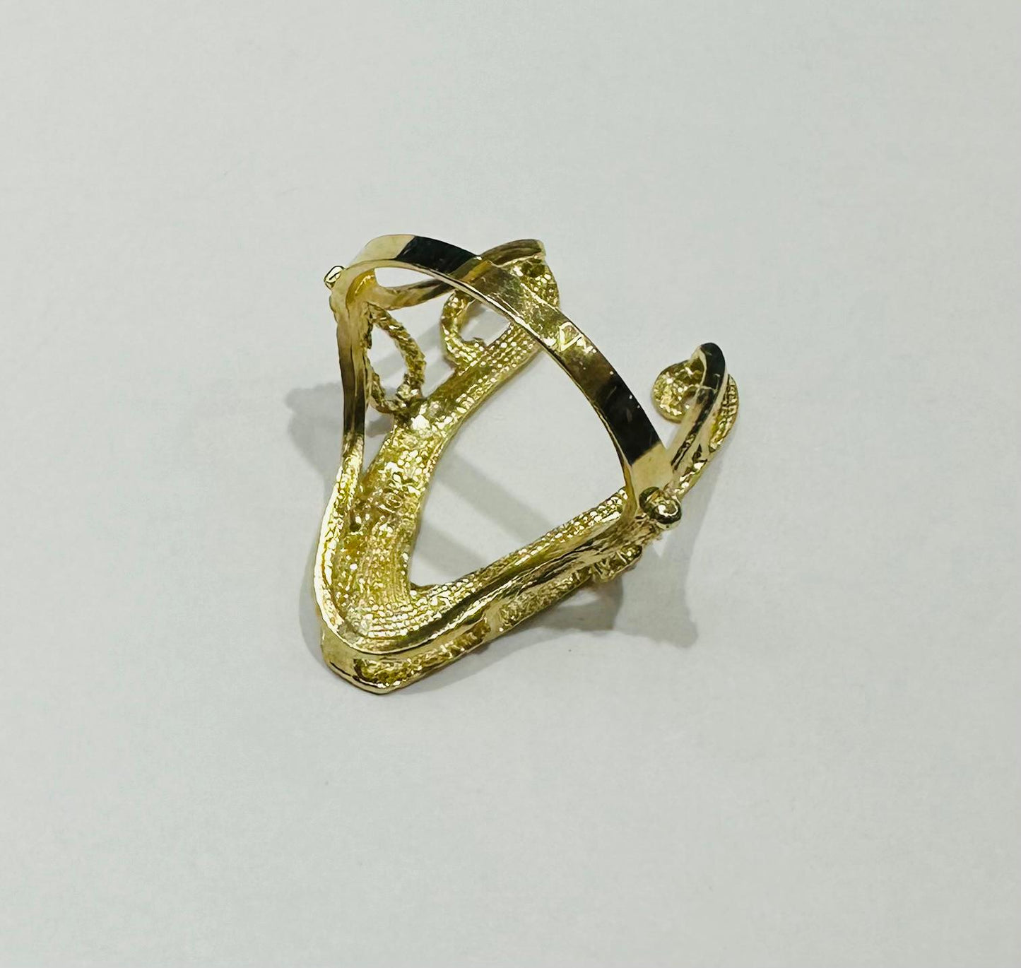 10K GOLD INITIAL LETTER "V" RING -WEIGHT: 3.3gm