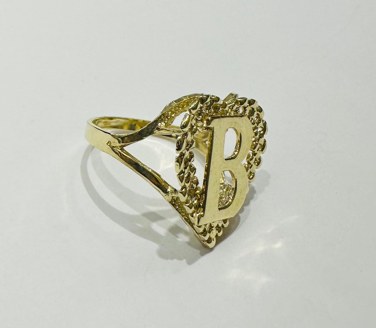 10K GOLD INITIAL LETTER "B" RING WITH A HEART -WEIGHT: 3.8gm