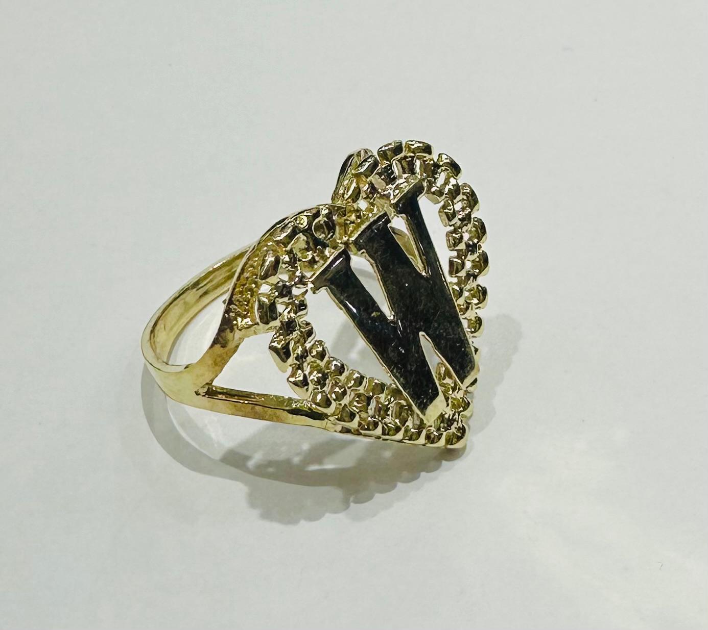10K GOLD INITIAL LETTER "W" RING WITH A HEART -WEIGHT: 3.8gm