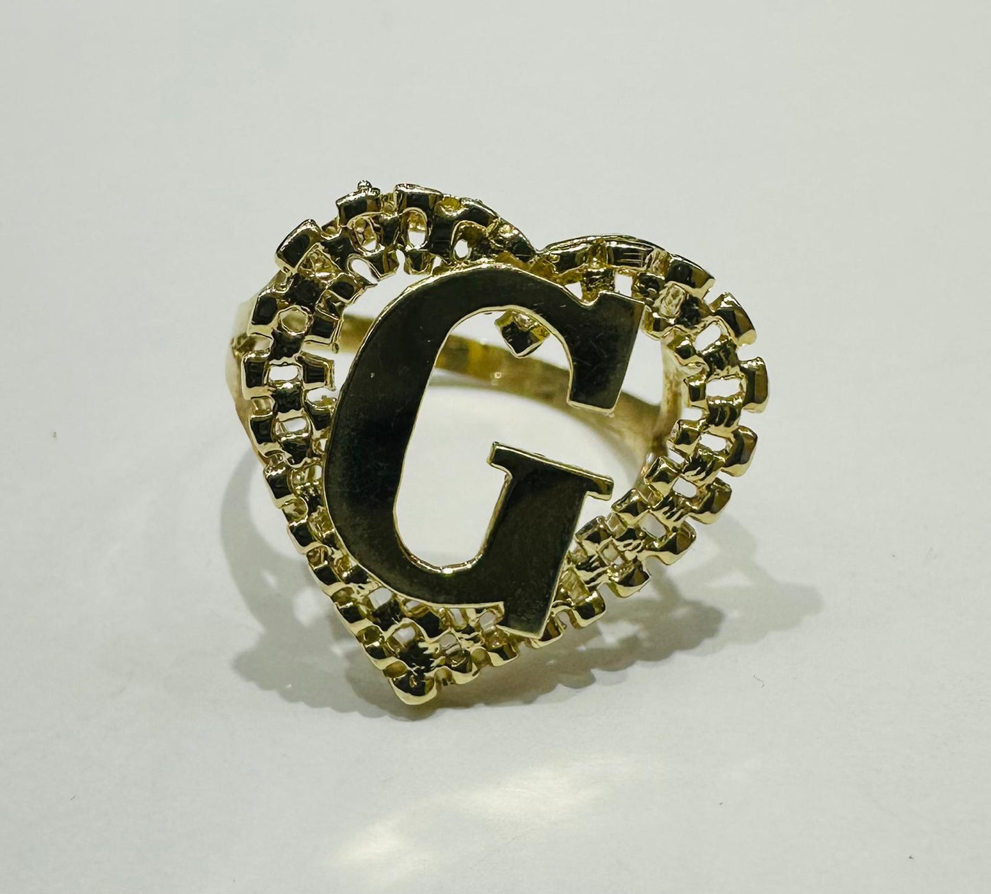 10K GOLD INITIAL LETTER "G" RING WITH A HEART -WEIGHT: 3.2gm