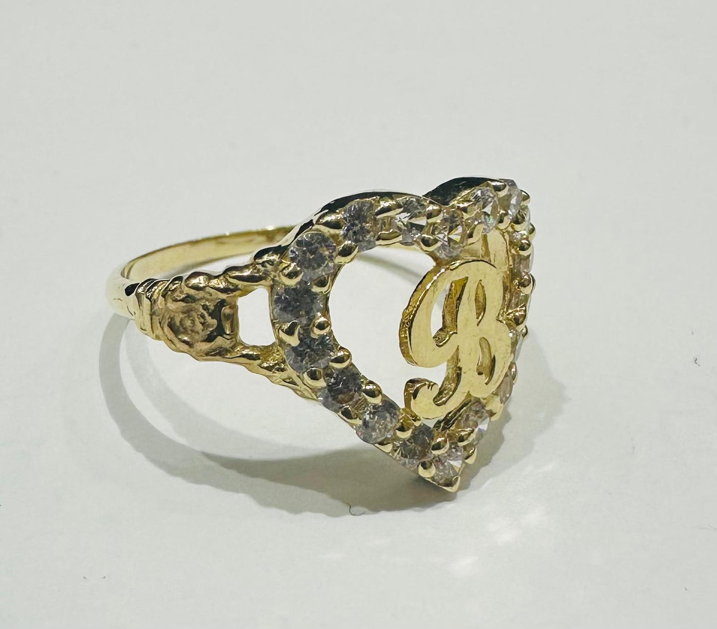 10K GOLD INITIAL LETTER "B" RING WITH A HEART -WEIGHT: 2.2gm