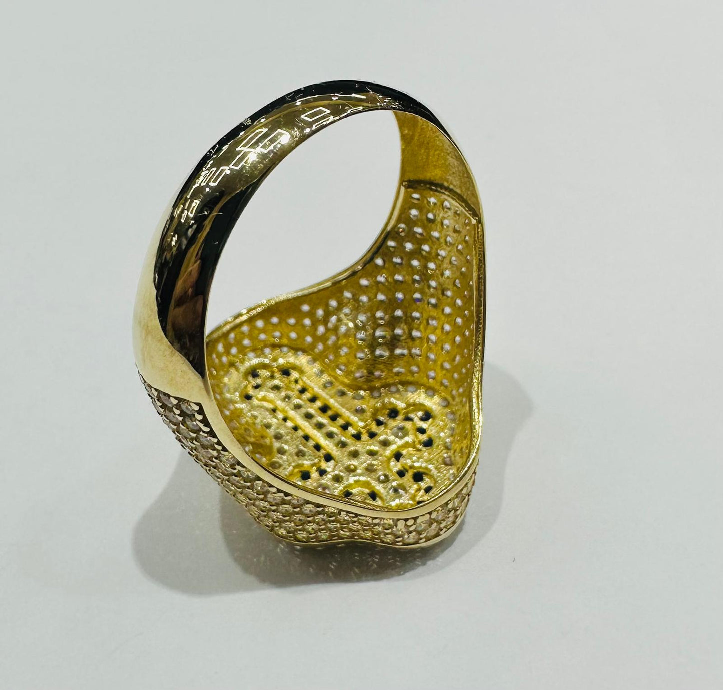 10K GOLD CROSS RING WITH CZ STONES -WEIGHT: 5.6gm