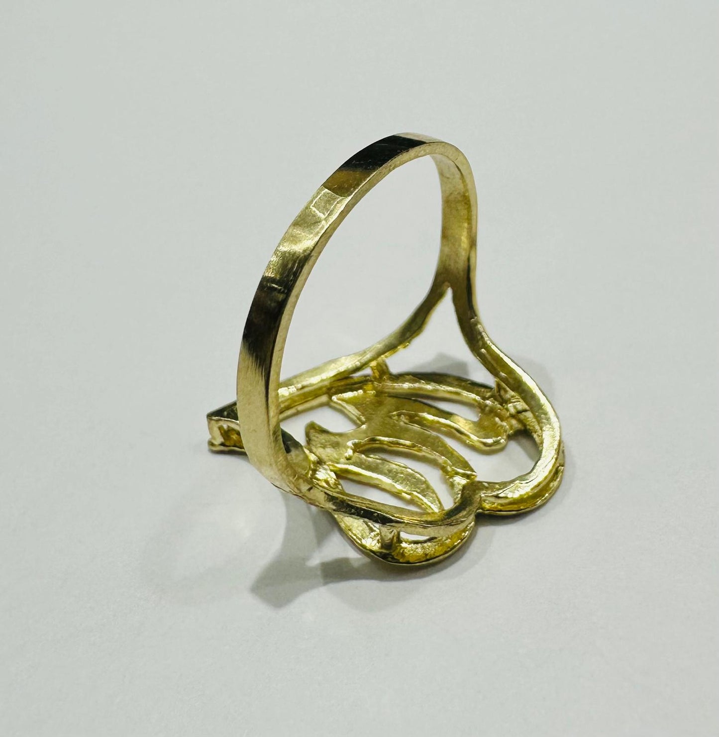10K GOLD INITIAL LETTER "W" RING -WEIGHT: 2.1gm