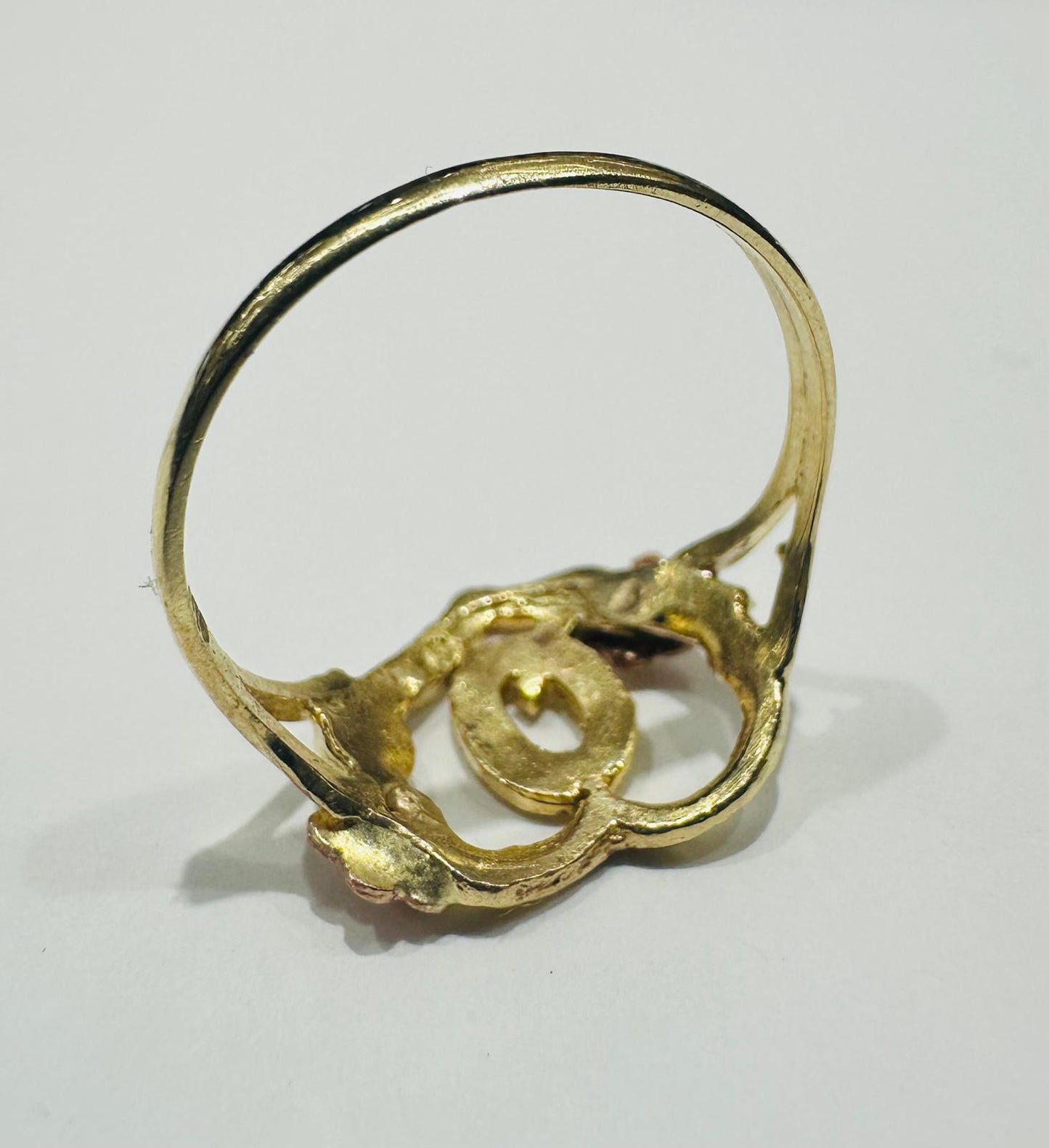 10K GOLD TWO TONED INITIAL LETTER "Q" RING -WEIGHT: 1.6gm