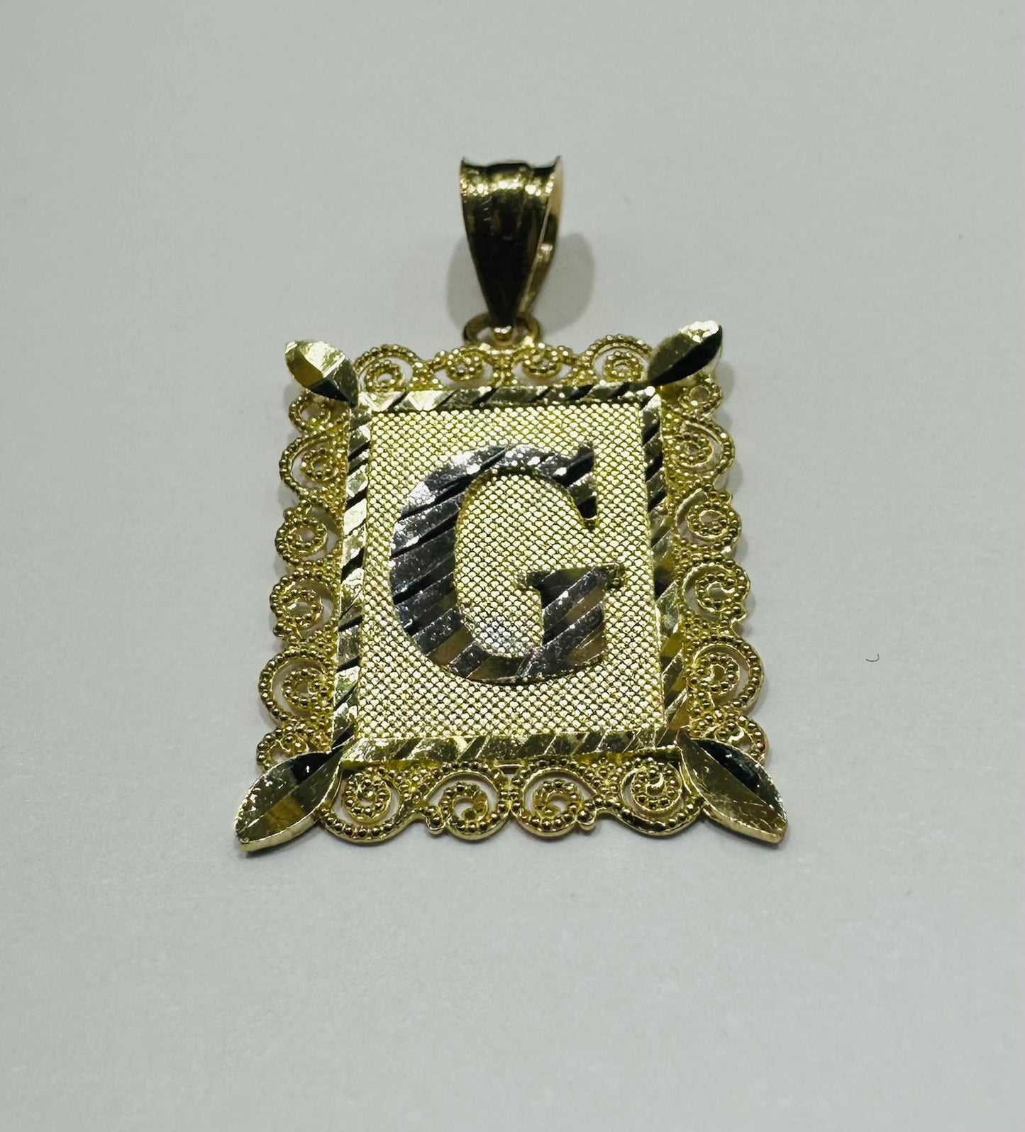 10K GOLD TWO TONED INITIAL LETTER "G" PENDANT - WEIGHT: 1.6gm