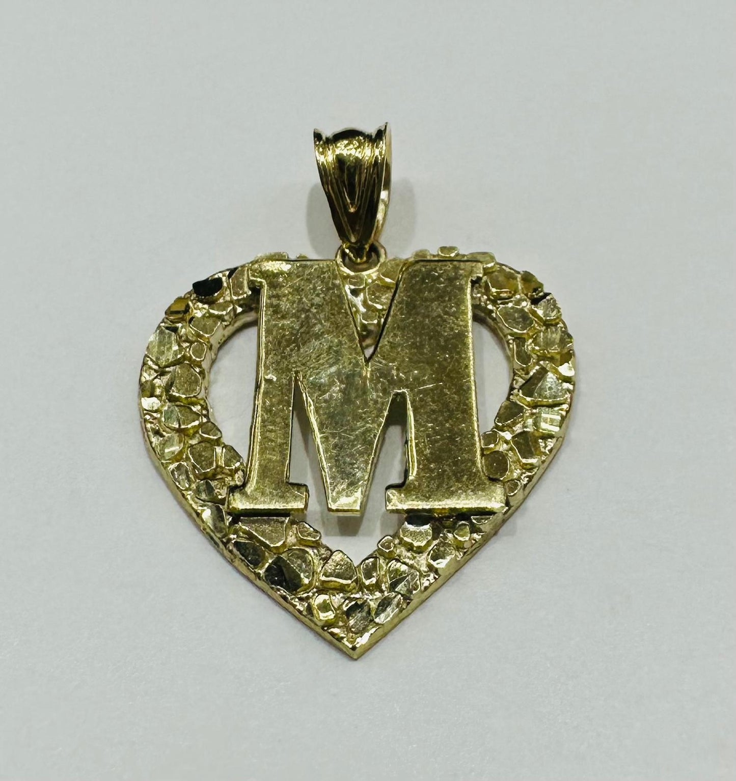 10K GOLD INITIAL LETTER "M" WITH A HEART PENDANT- WEIGHT: 2.4gm