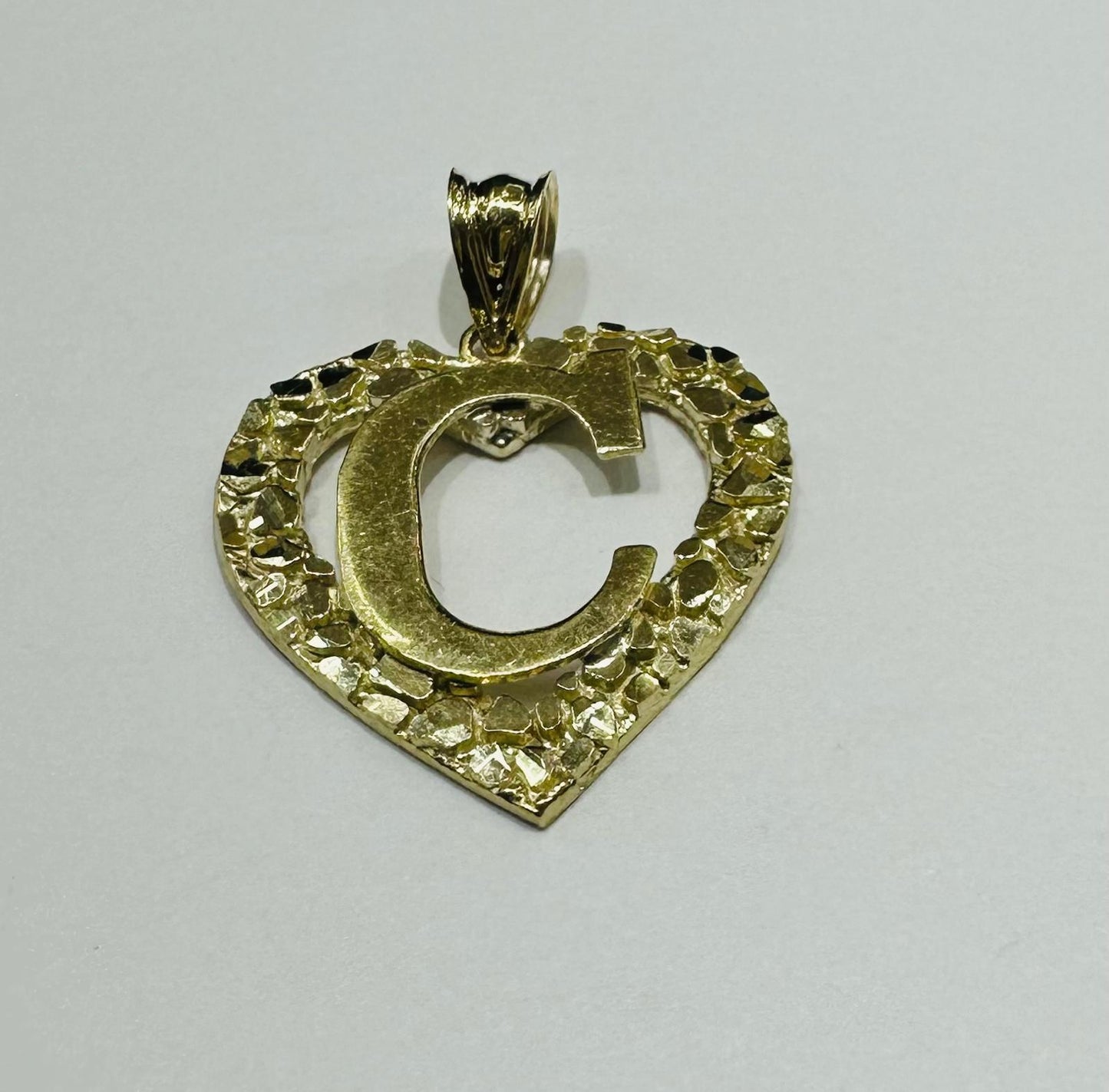 10K GOLD INITIAL LETTER "C" WITH A HEART PENDANT- WEIGHT: 1.8gm