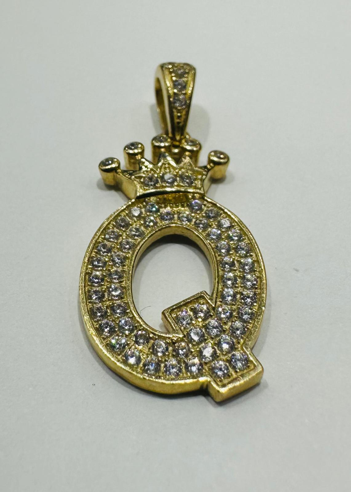 10K GOLD CZ STONE INITIAL LETTER "Q" WITH A CROWN PENDANT- WEIGHT: 2.8gm