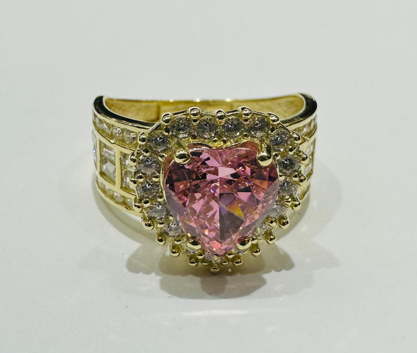 10K GOLD HEART RING WITH CZ STONES- WEIGHT: 4.6gm