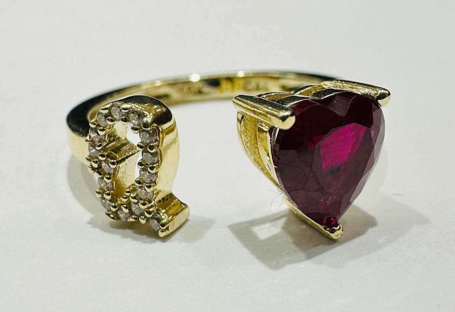 10K GOLD INITIAL LETTER "Q" RING WITH CZ STONE