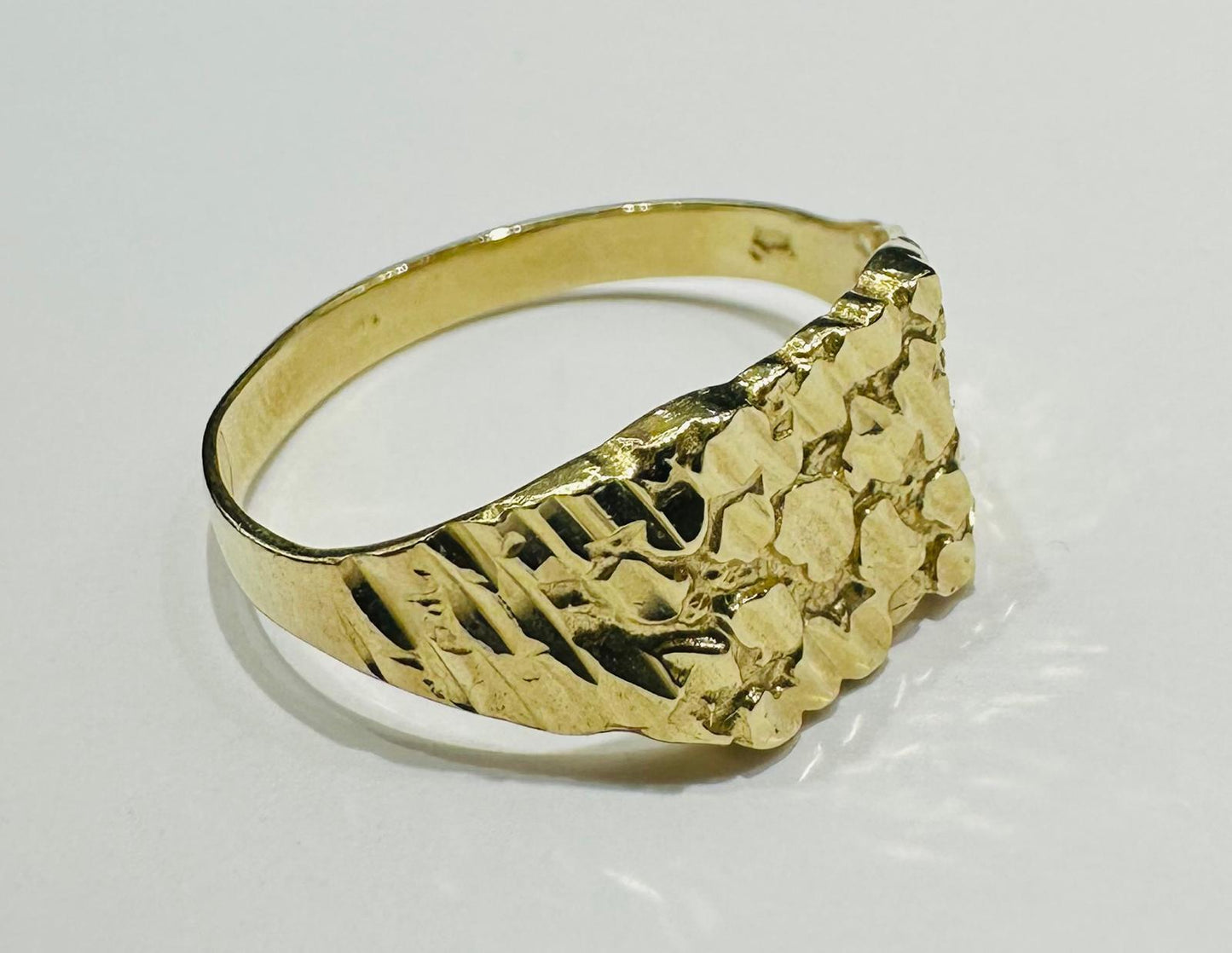 10K GOLD NUGGET RING Weight: 2.4gm