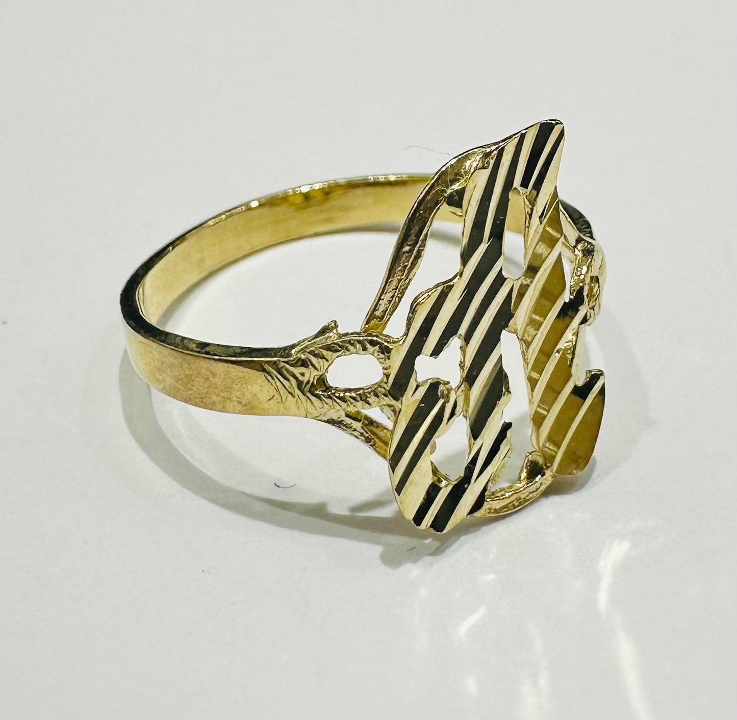 10K GOLD INITIAL LETTER "A" RING- WEIGHT: 1.6gm