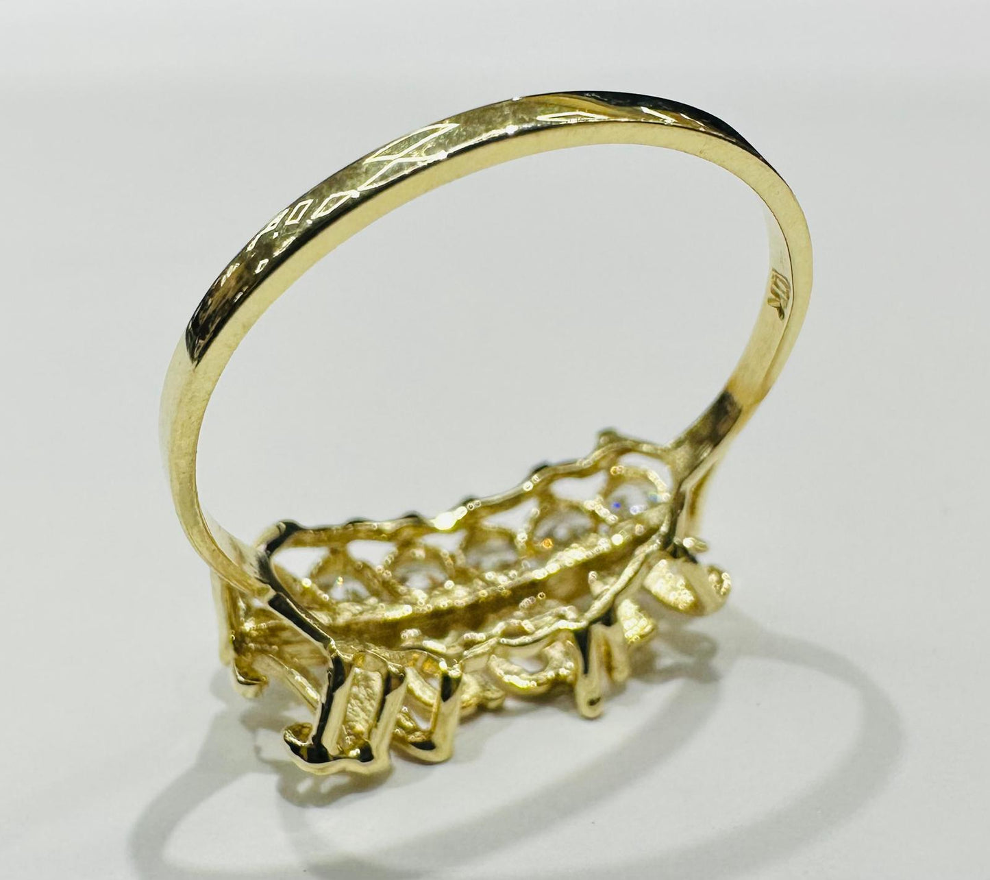 10K GOLD "MOM" RING- WEIGHT: 2.3gm