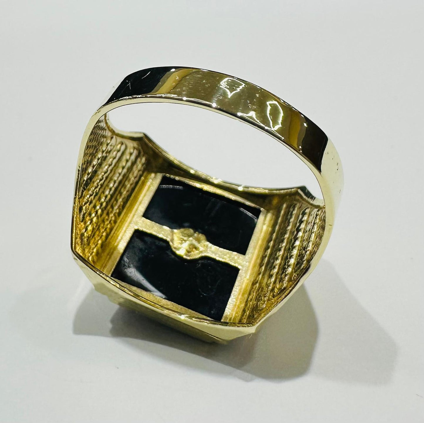 10K GOLD PRAYING HANDS RING- WEIGHT: 4.6gm