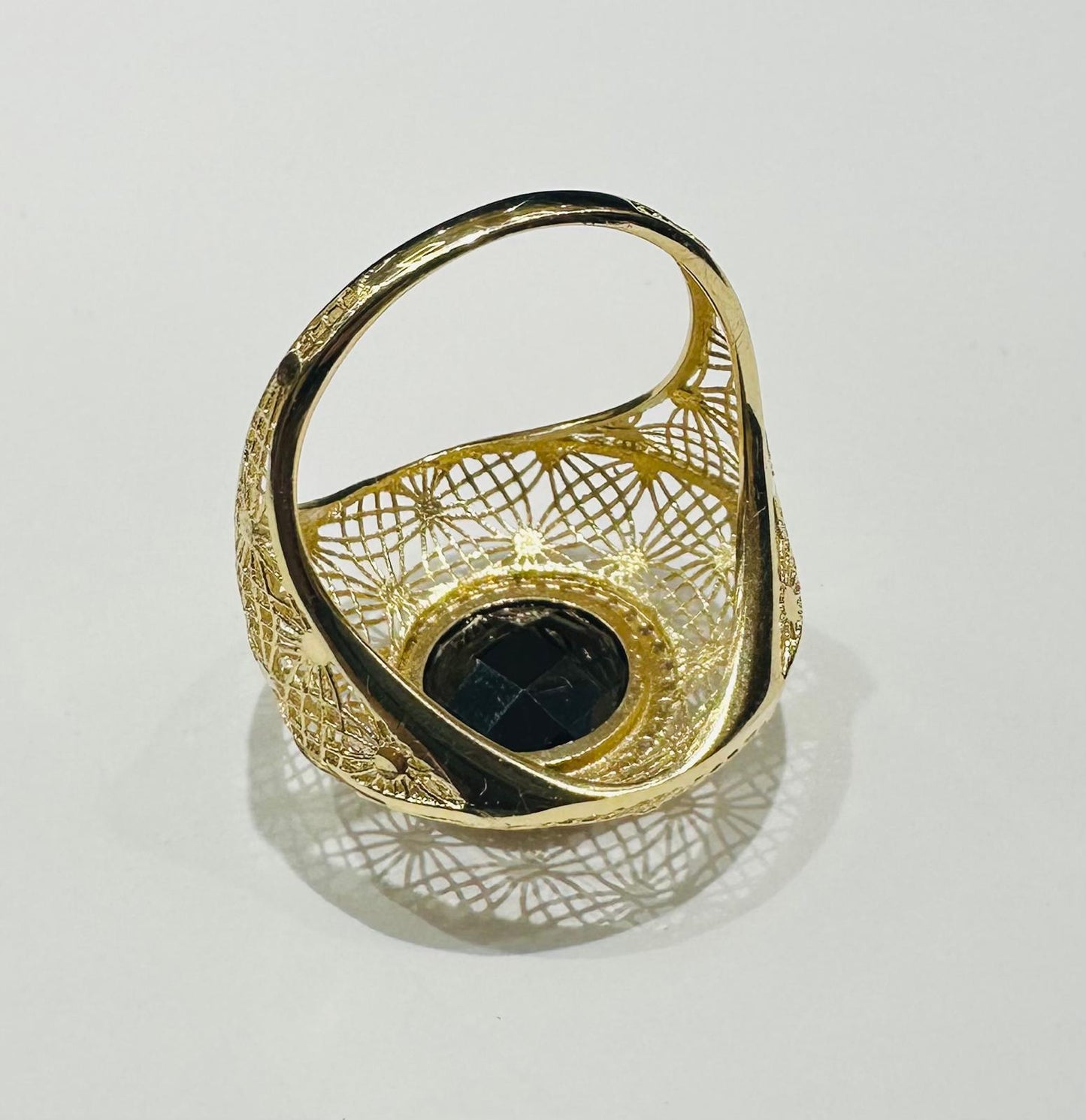 14K GOLD ROUND BLACK STONE RING WITH CZ STONES- WEIGHT: 4.2gm