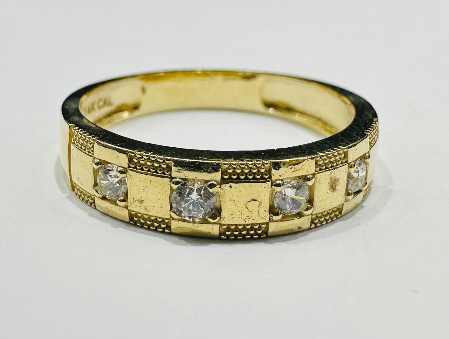 14K GOLD ROUND RING WITH CZ STONES- WEIGHT: 3.4gm