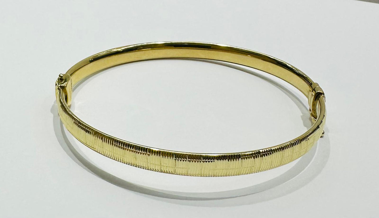 10K GOLD BANGLE BRACELET- WEIGHT: 5.2gm