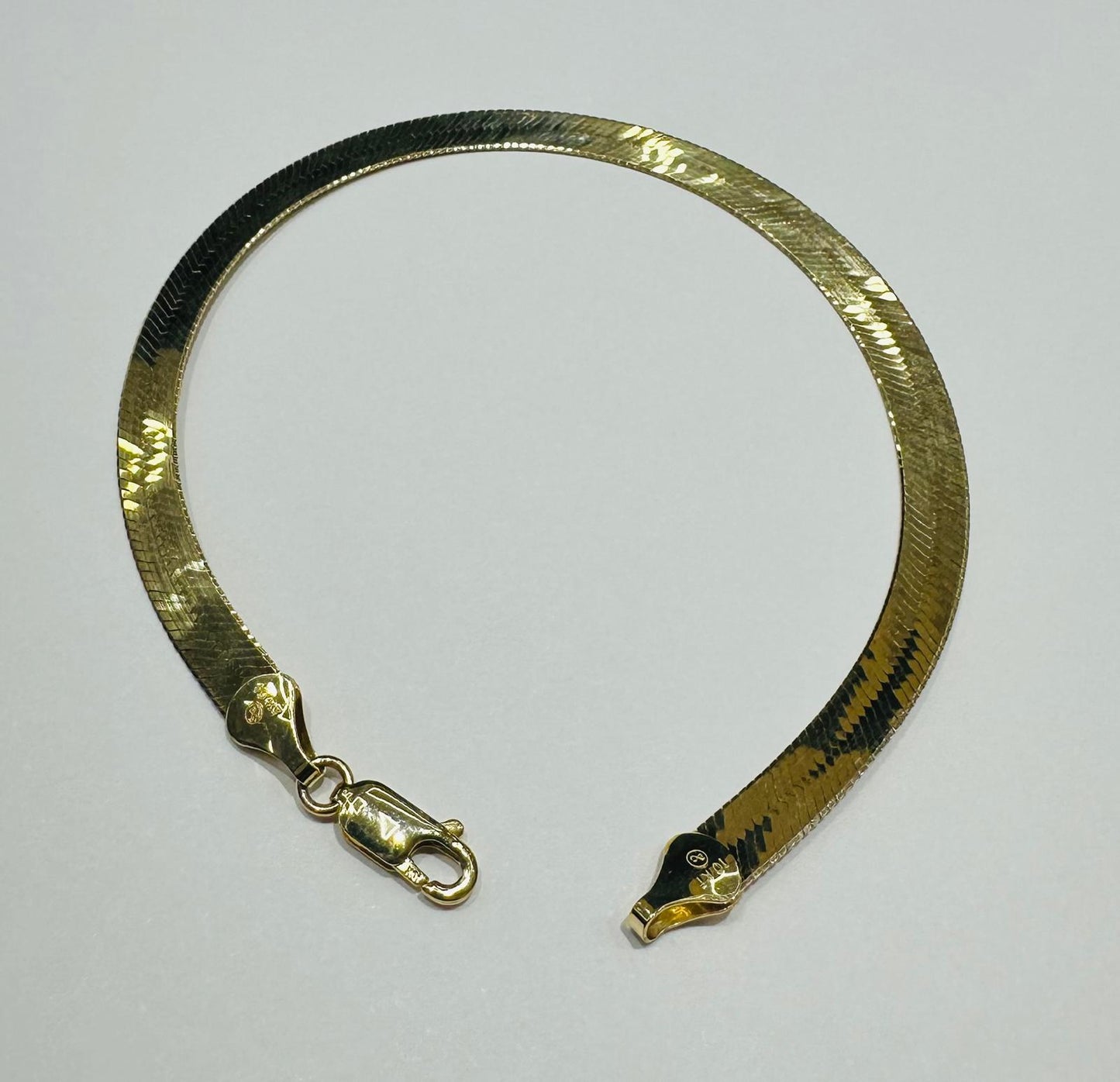 10K GOLD GUCCI DESIGN BRACELET- WEIGHT: 5.2gm
