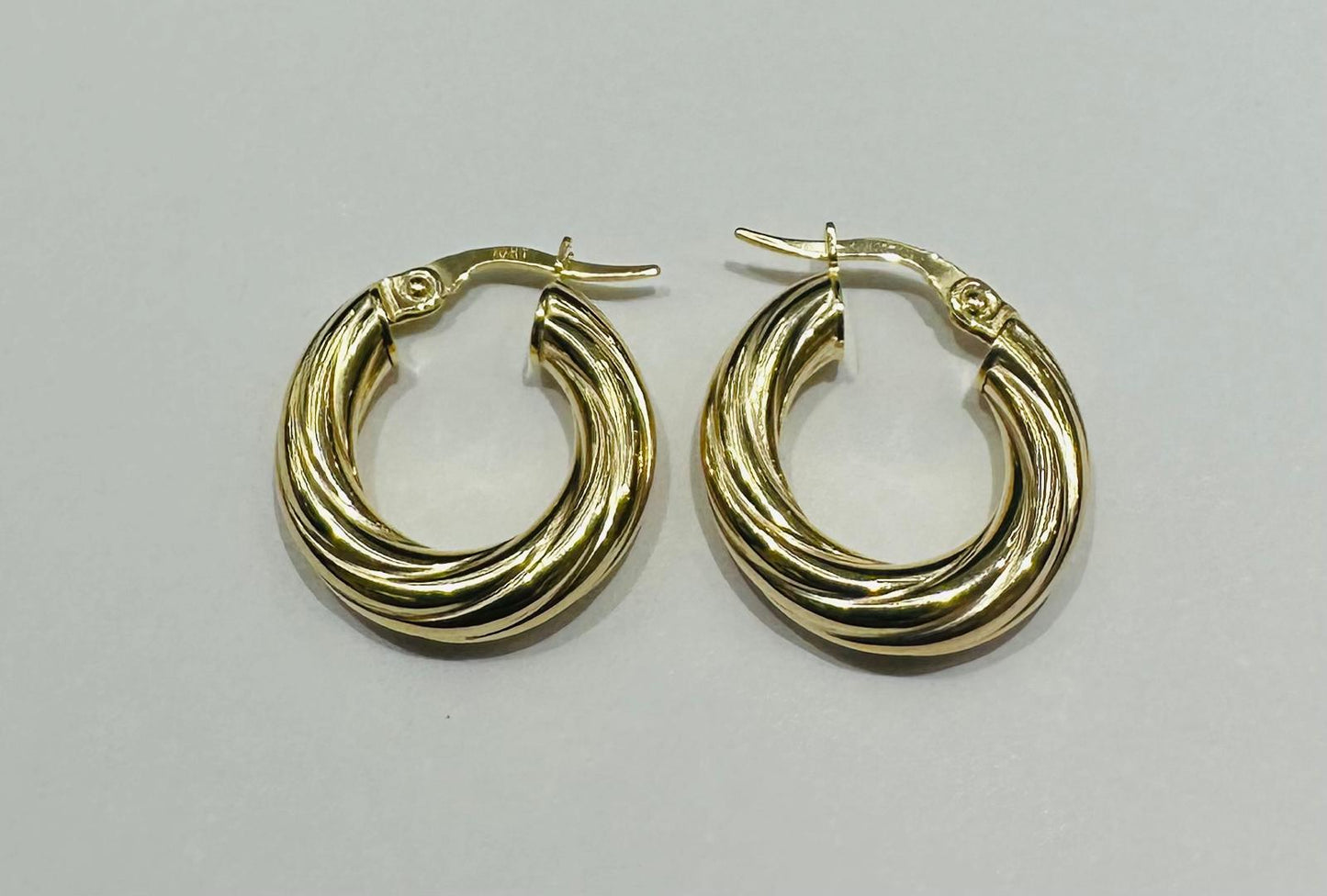 10K GOLD ROUND TWIST HOOP EARRINGS- 1.8gm