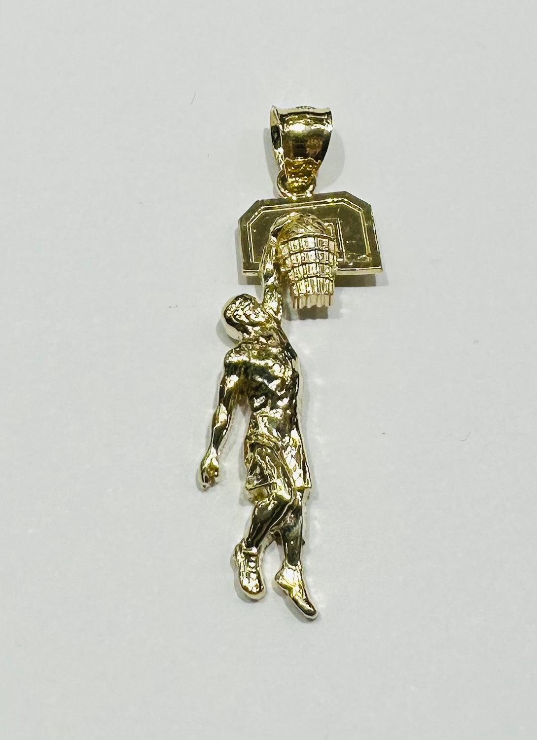 10K GOLD BASKETBALL PLAYER CHARM PENDANT- WEIGHT: 2.1gm