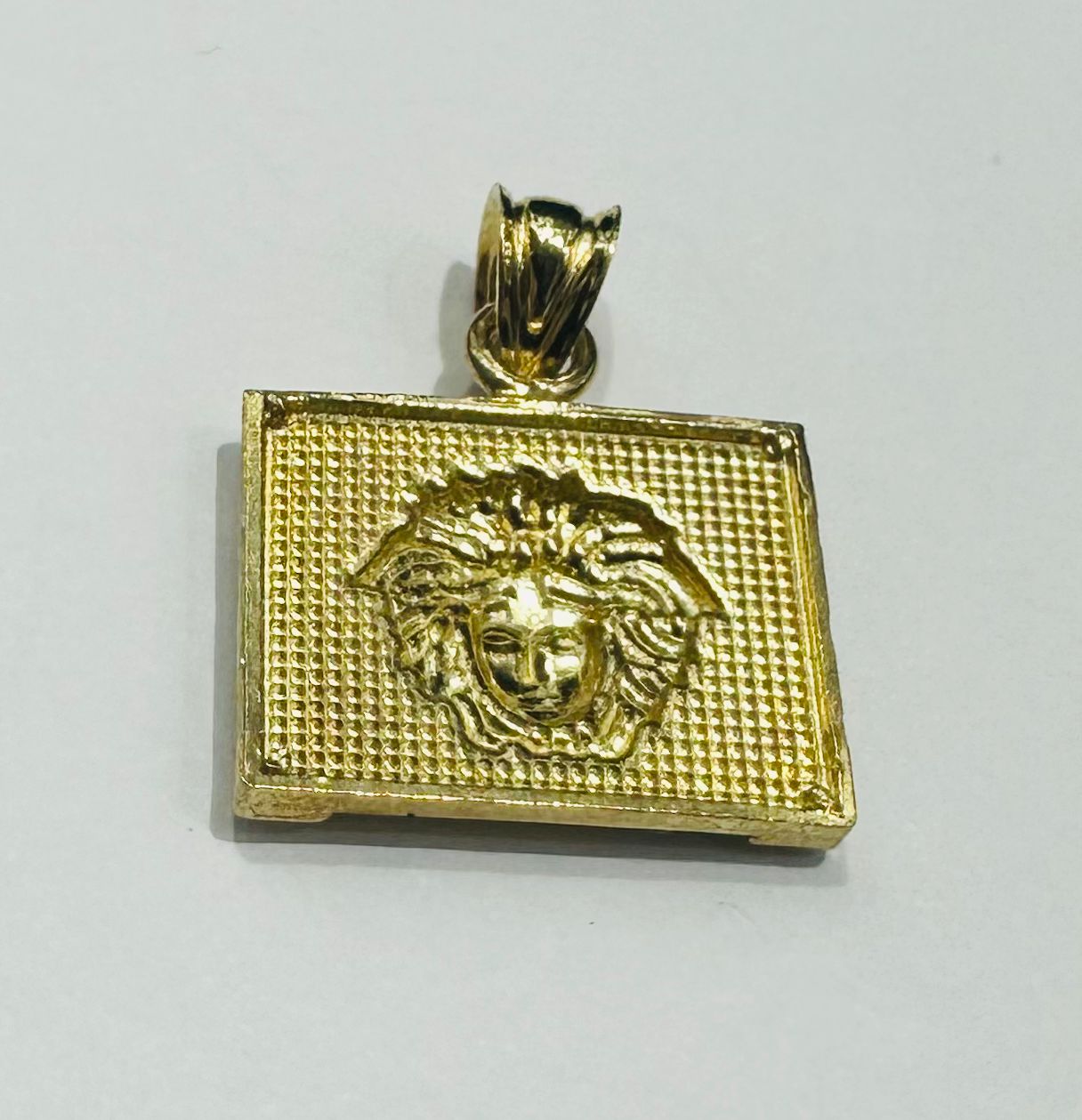 10K GOLD MEDUSA HEAD PENDANT- WEIGHT: 1.9gm