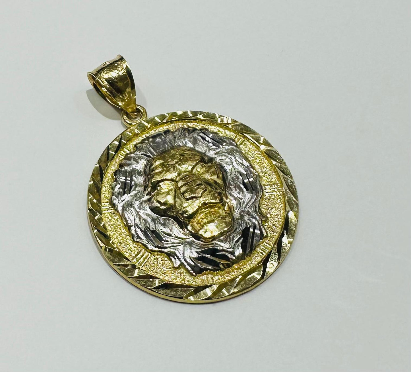 10K GOLD TWO TONED LION PEDANT- WEIGHT: 3.6gm