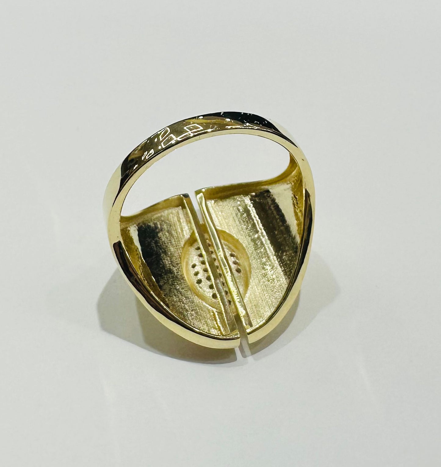 10K GOLD RING WITH SAPPHIRE STONES- WEIGHT: 2.7gm