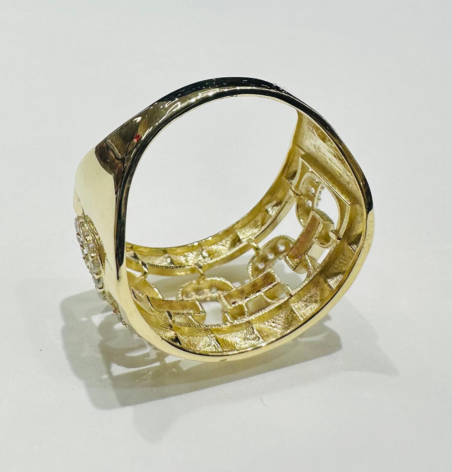 10K GOLD ROUND CHAIN RING WITH SAPPHIRE STONES- WEIGHT: 3.3gm