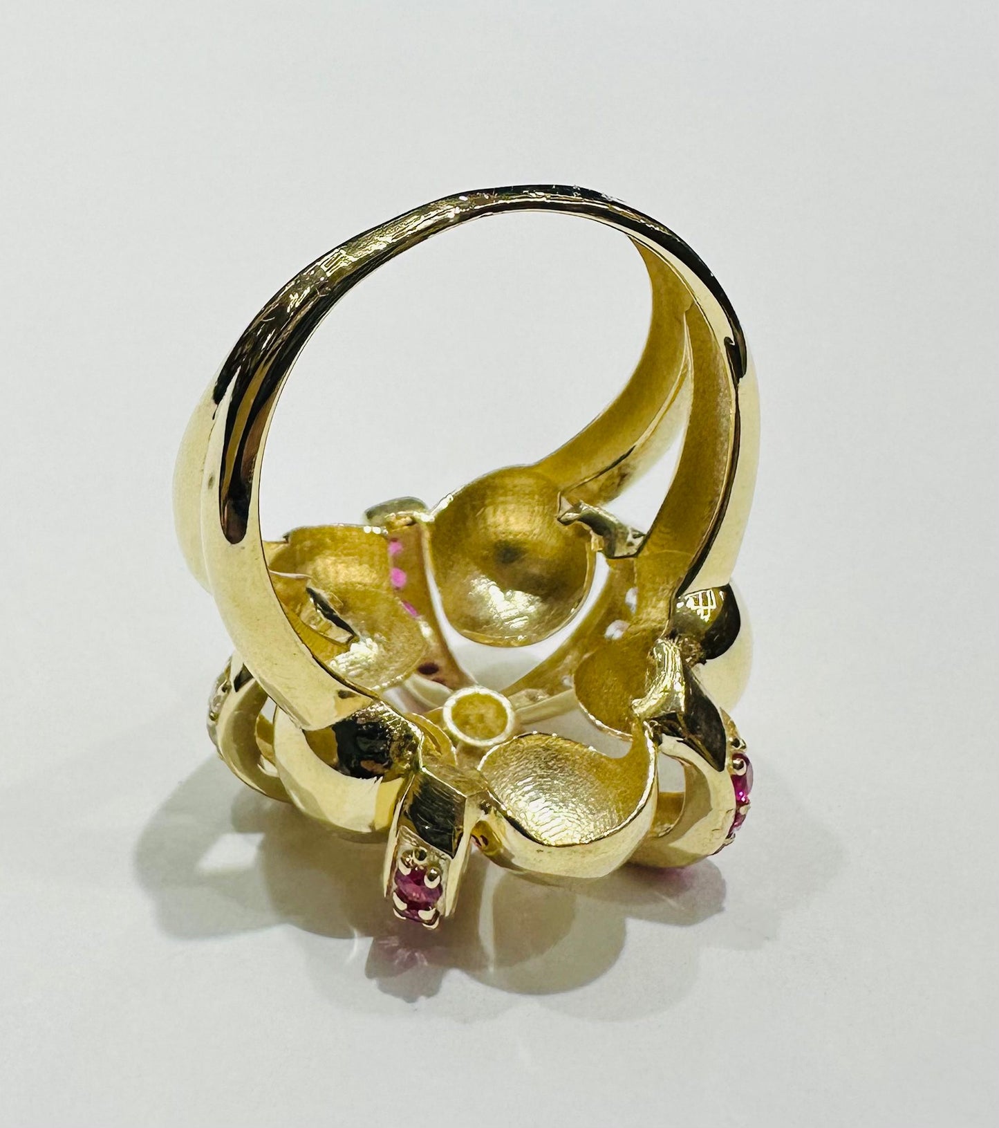 10K GOLD FLOWER RING WITH SAPPHIRE STONES- WEIGHT: 3.7gm