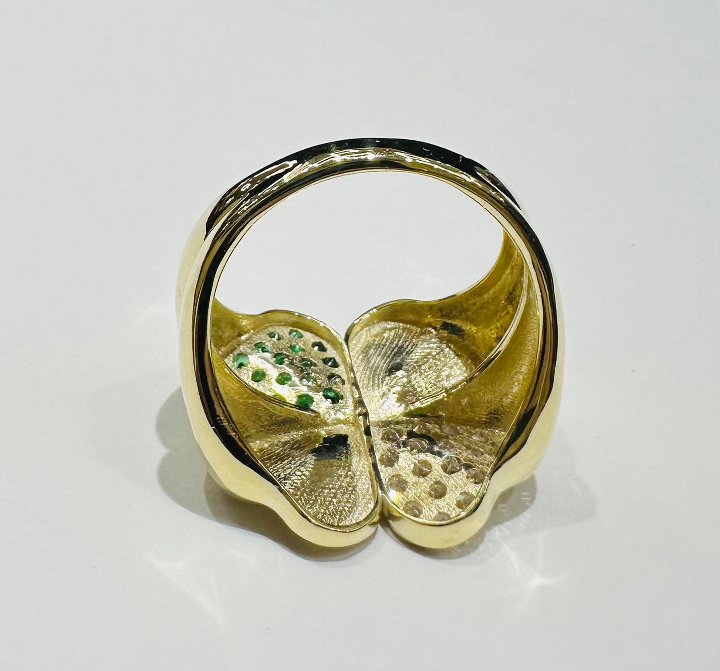 10K GOLD FLOWER RING WITH SAPPHIRE STONES- WEIGHT: 3.2gm