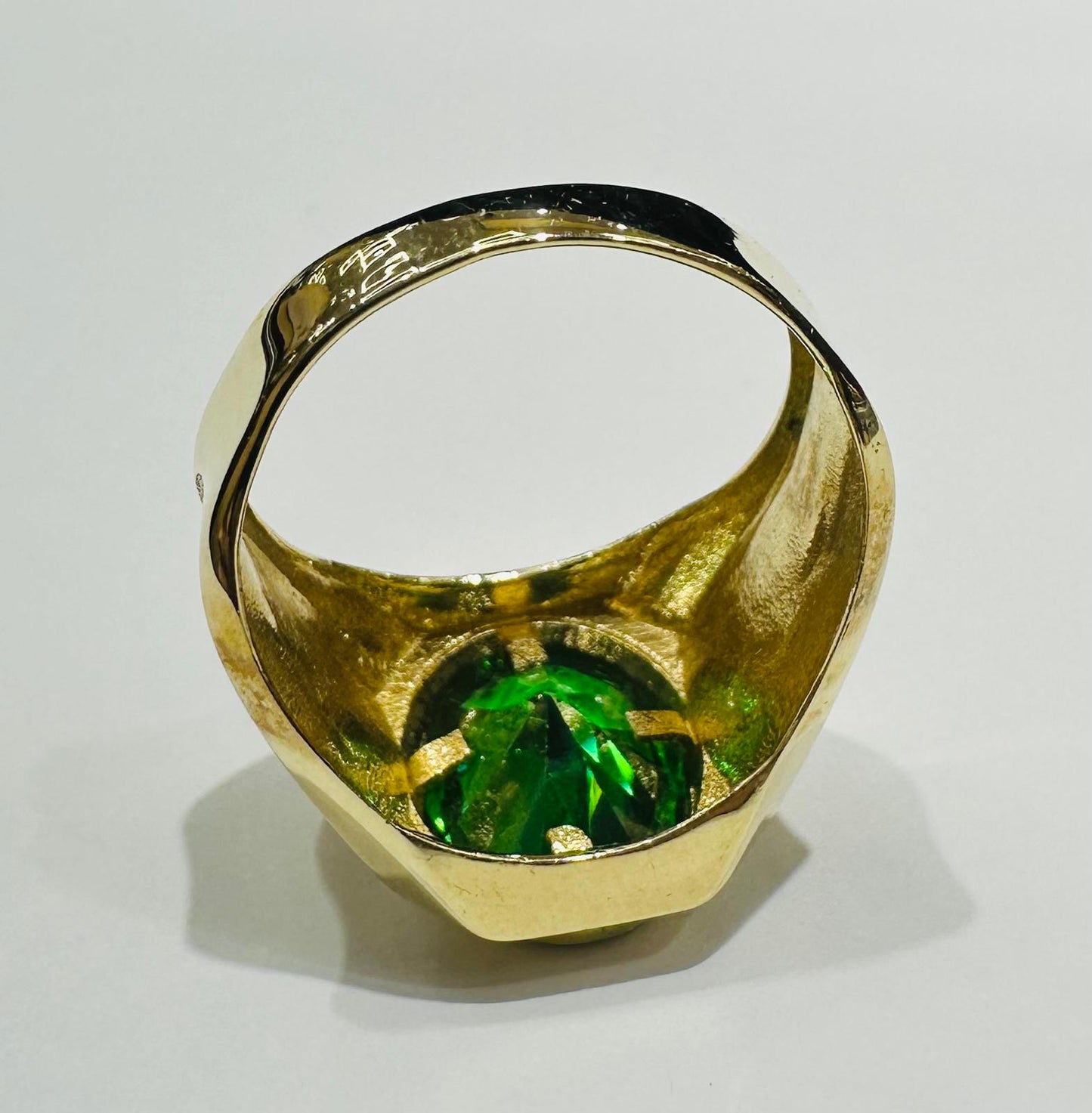 10K GOLD GREEN STONE RING - WEIGHT: 6.8gm