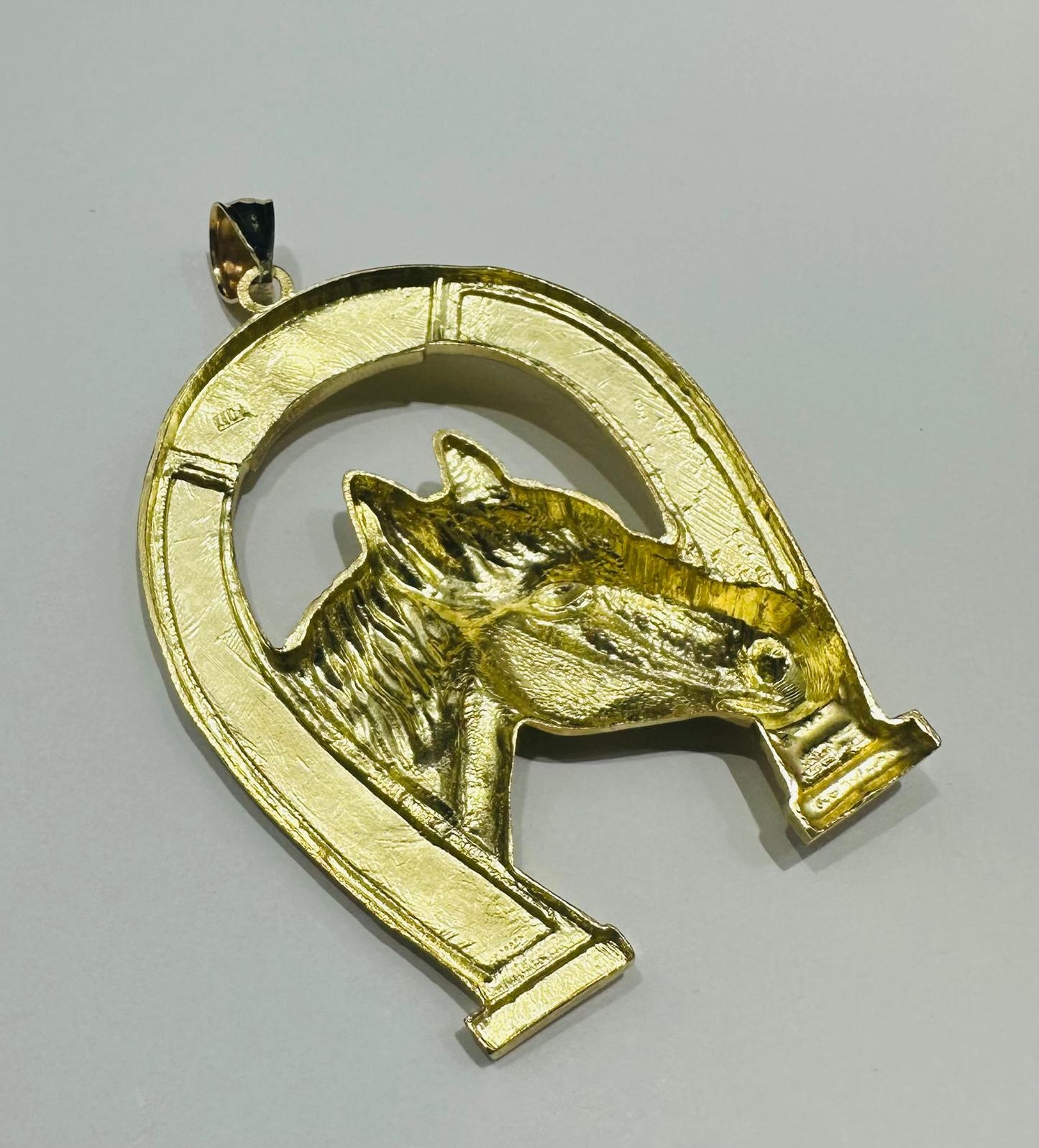 10K GOLD HORSESHOE HORSE PENDANT- WEIGHT: 13.3gm